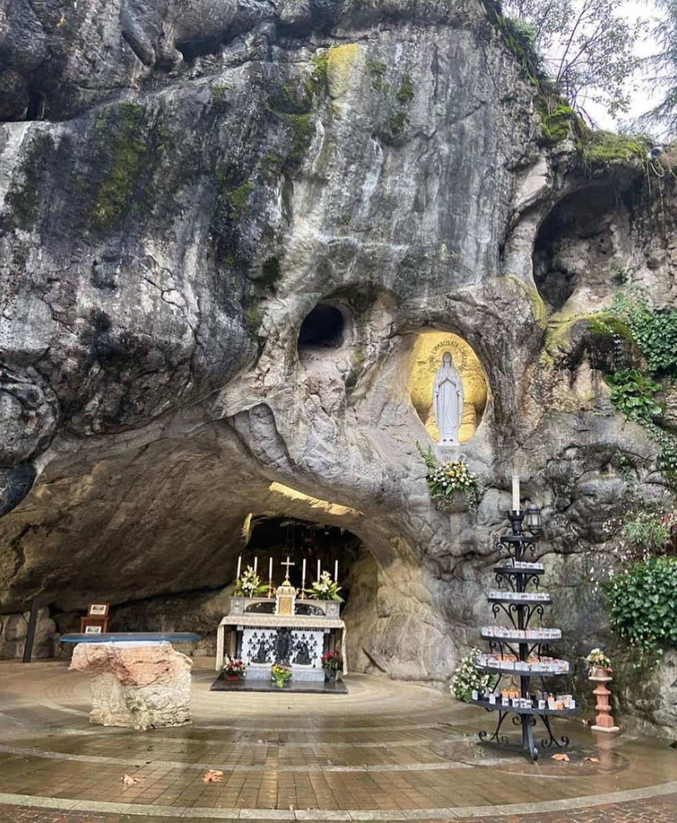 TurismoVeneto's tweet photo. Anche in Veneto c'è la Grotta della Madonna di Lourdes. Si trova a #Chiampo, in provincia di Vicenza, ed è stata costruita nel 1935 dal Beato Claudio Granzotto sul modello dell'originale francese nei Pirenei
🙏 https://t.co/0CUd20kA5k
#VisitVeneto
📸Foto IG monicapigato.68 https://t.co/vK65ixMsf8
