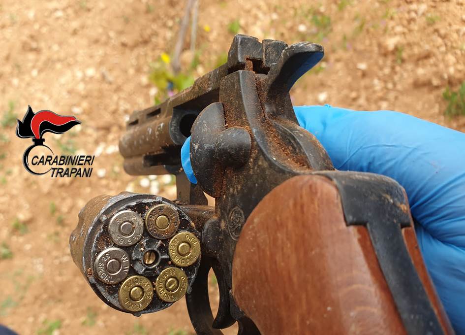 AlqamahPost's tweet photo. Petrosino: arrestati due giovani per detenzioni di armi clandestine - https://t.co/k48Rk8kjDq https://t.co/LOFMRkAOA4