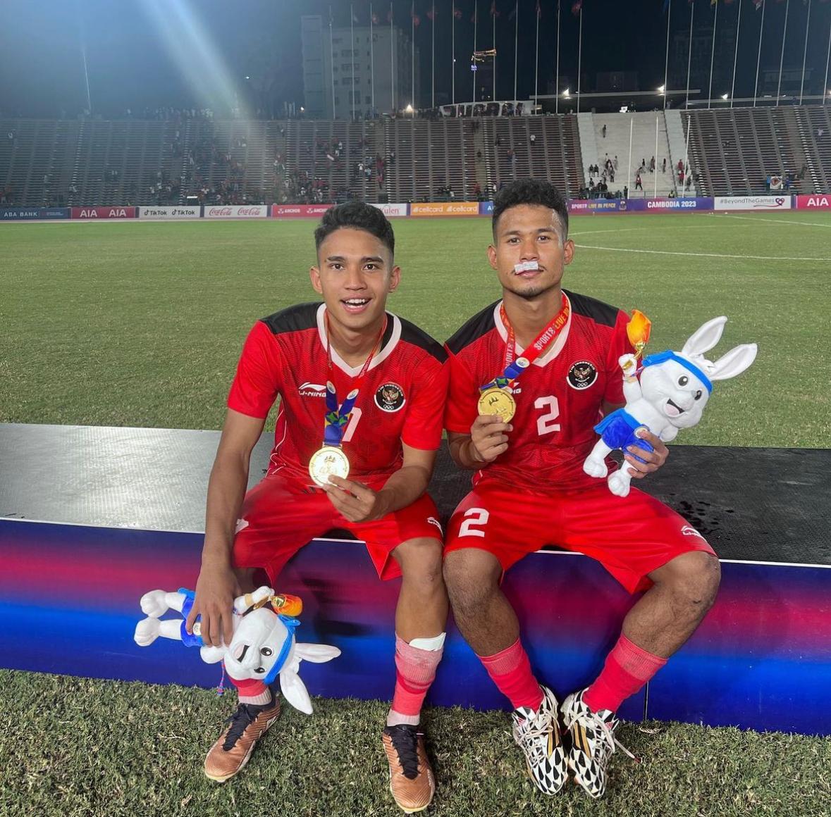 𝗠𝗮𝗿𝘀𝗲𝗹𝗶𝗻𝗼 𝗶𝘀 𝗮 𝗴𝗼𝗹𝗱𝗲𝗻 𝗯𝗼𝘆 ! 🥇 

The U-22 national team of Indonesia has won the Sea Games (Southeast Asian Games) in Cambodia. Marselino scored twice during the tournament and gave an assist during the final. 🤩

Congrats Marsel and all the Indonesian U-22