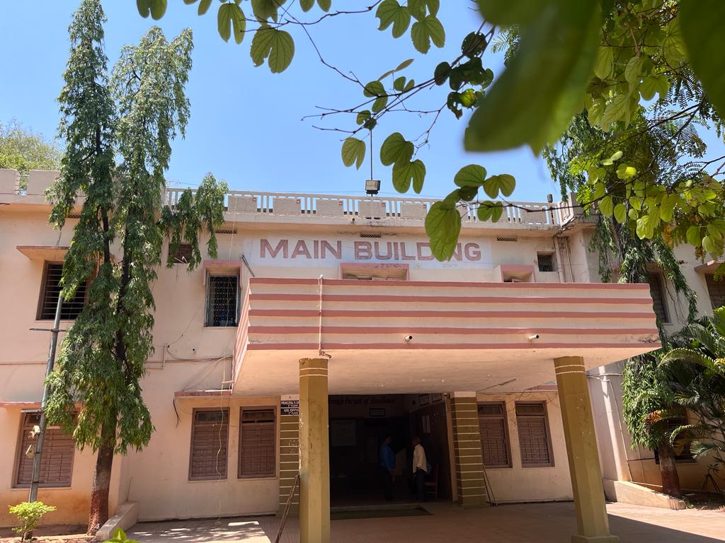 avc_hyd's tweet photo. Main Building and Central Garden https://t.co/f6QDch2lKe
