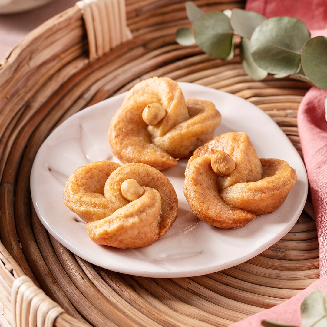 Anne Gülü Tatlısı’nı Kenton Şekerli Vanilin ile denediniz mi? Şerbetli tatlıların en zarifi Anne Gülü Tatlısı için gerekli Kenton ürünleri komsu.com’da.

#Kenton #TatlıTarifleri #Tatlı