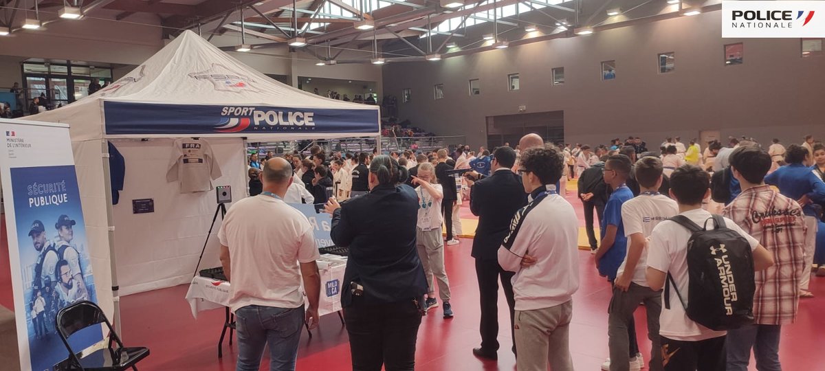 PoliceNat63's tweet photo. [#SportPolice] La semaine dernière, à l'Arténium de #Ceyrat, des #policiers judokas assistaient à l'itinéraire des champions et la coupe de France minimes par équipe de département. Grosse affluence sur le stand police pour tester le tir laser et échanger. @FSPN_COM @francejudo https://t.co/Qti3hkAwwW