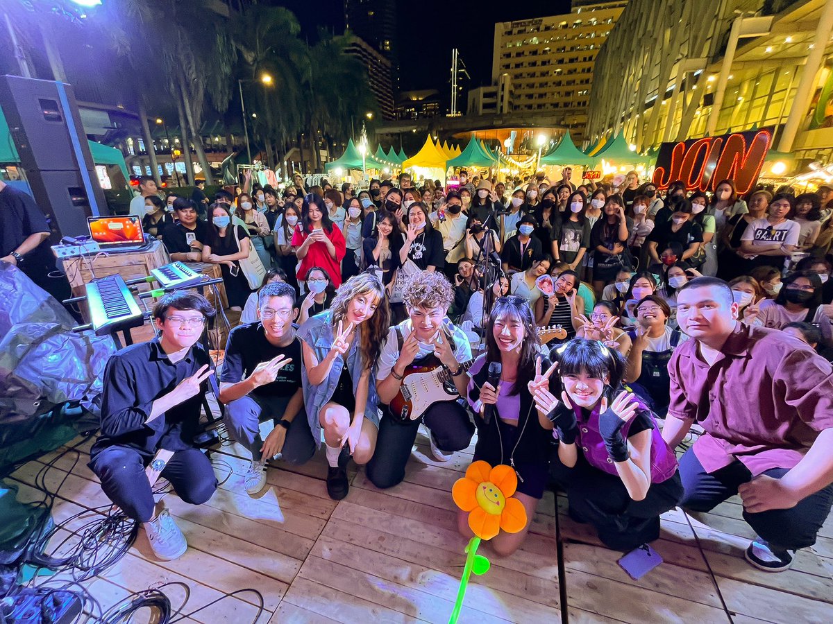 PAPADUDE_'s tweet photo. 📸ภาพบรรยากาศ งาน TGIF IN THE CITY EP.4 🎸
📍 CentralwOrld, Square A 

12 May 2023

🎙️ @john_nattachot @phuckamazz @cha.karn @cakesunz 

#TGIFmarket #TGIFinthecity #PAPADUDE #fleamaket #bangkok #centralworld
#Chakarn 
#Kreem 
#johnnattachot 
#Cakesunz https://t.co/N02ljOonG1