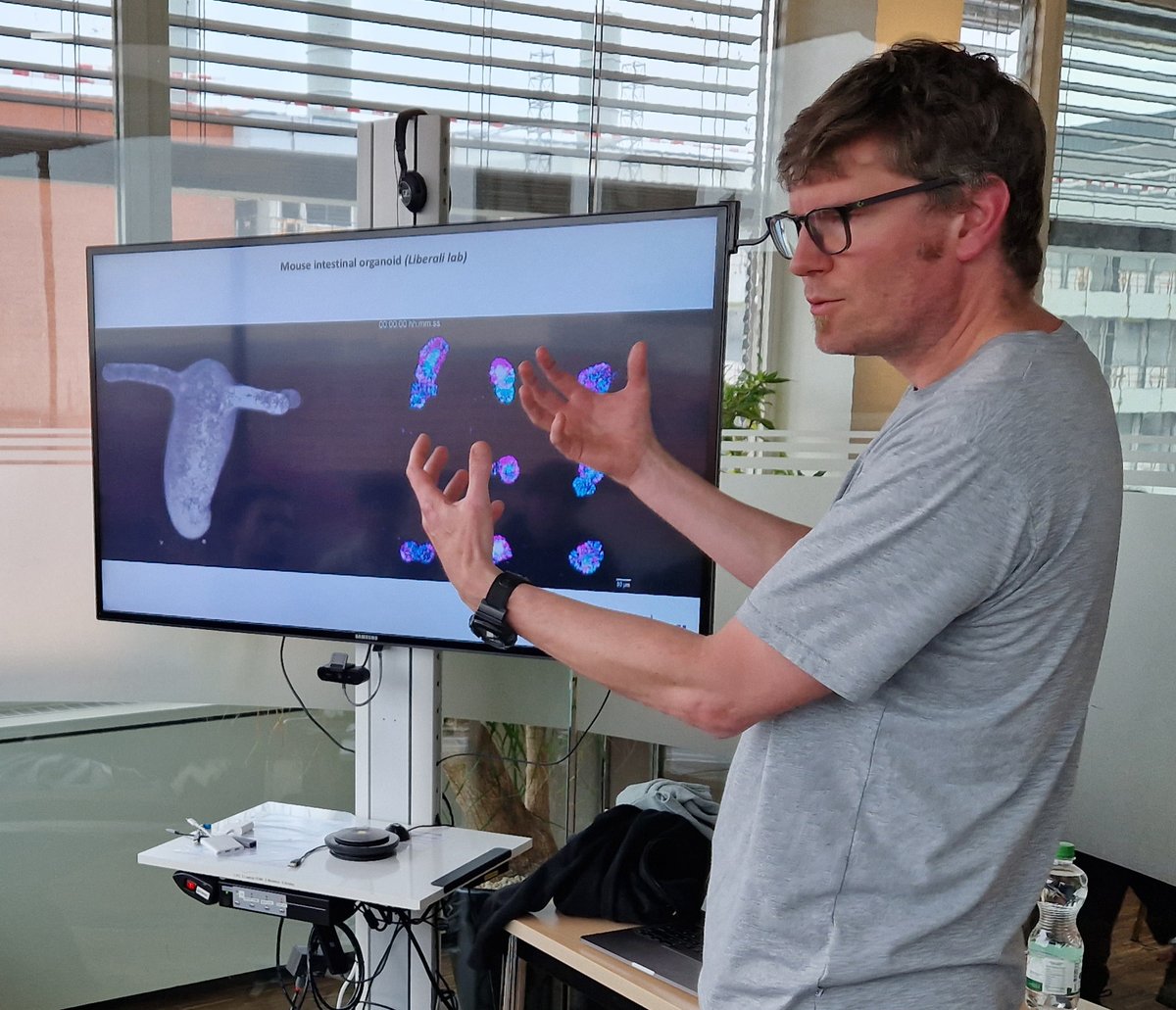 Over the past three days, we welcomed nearly 200 high schoolers, who had the chance to chat with our PhD students and postdocs and get involved in fun scientific activities — including measuring their 'blind spots' and peering at freshwater mini-monsters through a microscope 👩🏽‍🔬