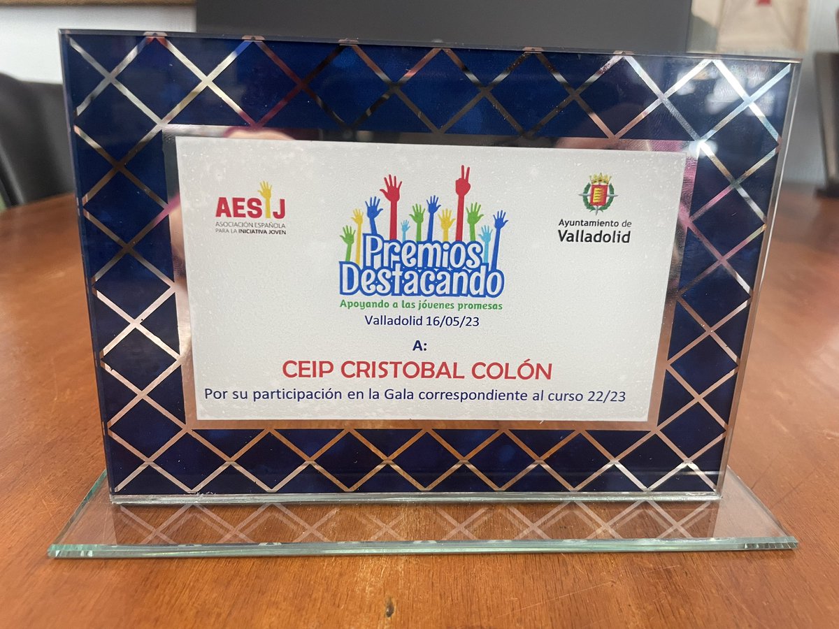 CEIP_Colon's tweet photo. Nuestro jefe de estudios ha recogido los premios otorgados a nuestros alumnos en la gala de PREMIOS DESTACA. Muchas gracias!!! @educacyl #premiosdestaca #proyectos #proa+ https://t.co/ClQZvdHJjf