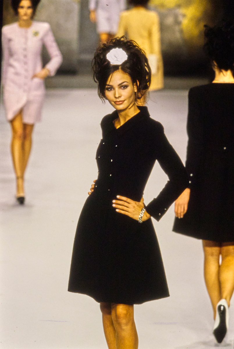 francarabias's tweet image. La top española Inés Sastre, espectacular en el desfile de la primavera 1996 de @CHANEL 🌺❤️

Nueva entrada en mi #blogdemoda #EnlaZonaF

CHANEL, AÑOS 90 / (09) PRIMAVERA 1996 PRÊT-À-PORTER enlazonaf.blogspot.com/2023/05/chanel…

#KarlLagerfeld #Chanel
#fashionblogger #FranciscoCarabias