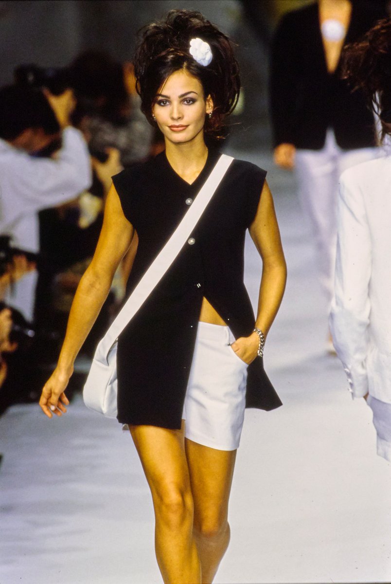 francarabias's tweet image. La top española Inés Sastre, espectacular en el desfile de la primavera 1996 de @CHANEL 🌺❤️

Nueva entrada en mi #blogdemoda #EnlaZonaF

CHANEL, AÑOS 90 / (09) PRIMAVERA 1996 PRÊT-À-PORTER enlazonaf.blogspot.com/2023/05/chanel…

#KarlLagerfeld #Chanel
#fashionblogger #FranciscoCarabias
