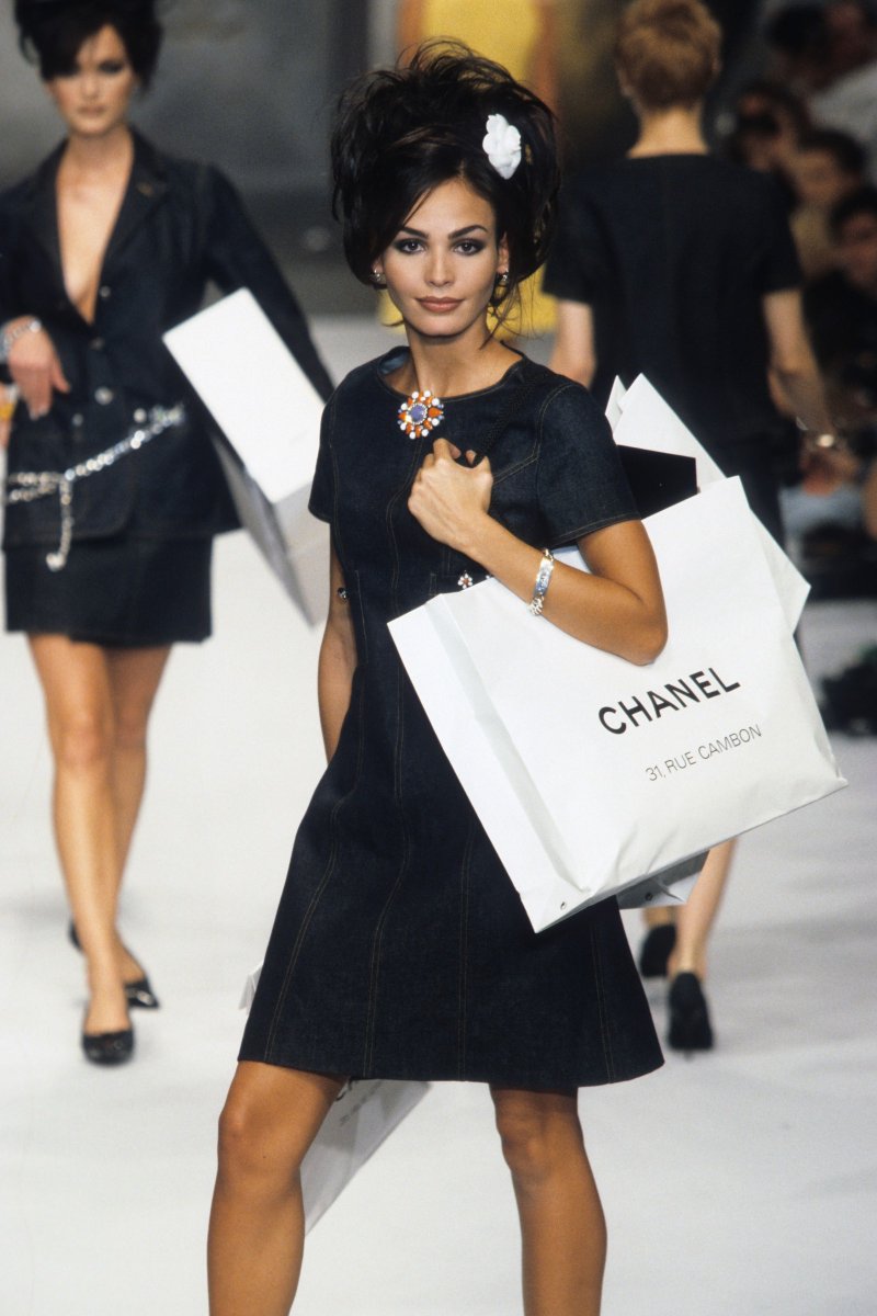 francarabias's tweet image. La top española Inés Sastre, espectacular en el desfile de la primavera 1996 de @CHANEL 🌺❤️

Nueva entrada en mi #blogdemoda #EnlaZonaF

CHANEL, AÑOS 90 / (09) PRIMAVERA 1996 PRÊT-À-PORTER enlazonaf.blogspot.com/2023/05/chanel…

#KarlLagerfeld #Chanel
#fashionblogger #FranciscoCarabias