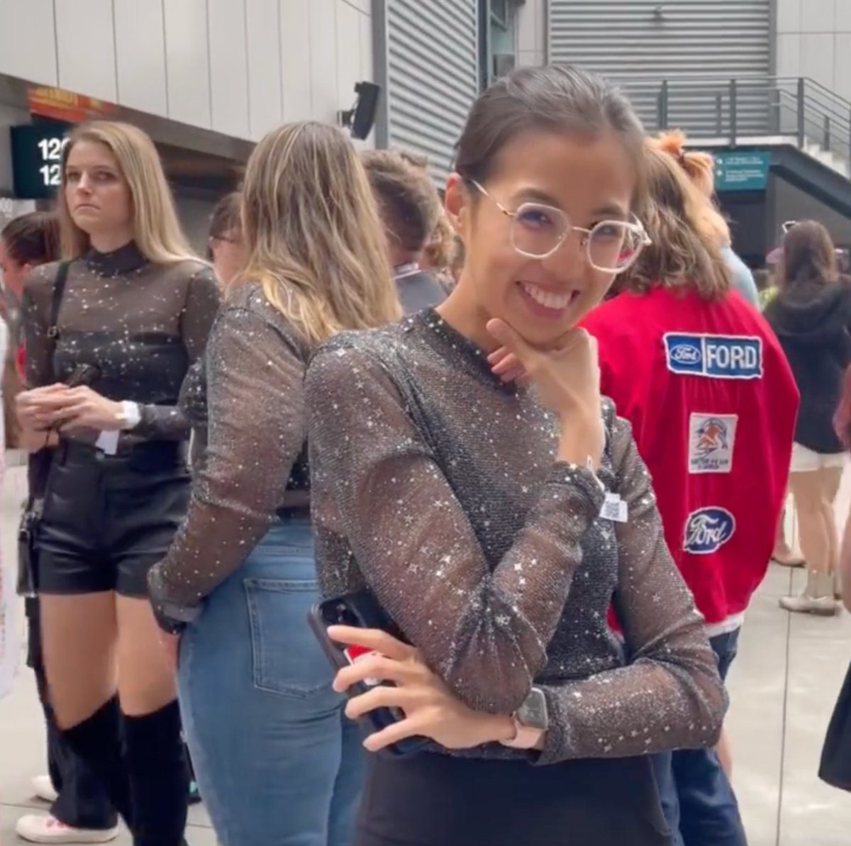 inquirerdotnet's tweet photo. 'MATCHY-MATCHY' 🖤 😅

Tricia Robredo draws laughs online as she shares a clip of her and some swifties wearing the same outfit at a Taylor Swift concert.

| 📷: Robredo/Instagram via Paula Acuavera, https://t.co/EDjVS4ZpUM https://t.co/nOXkHZNMXx
