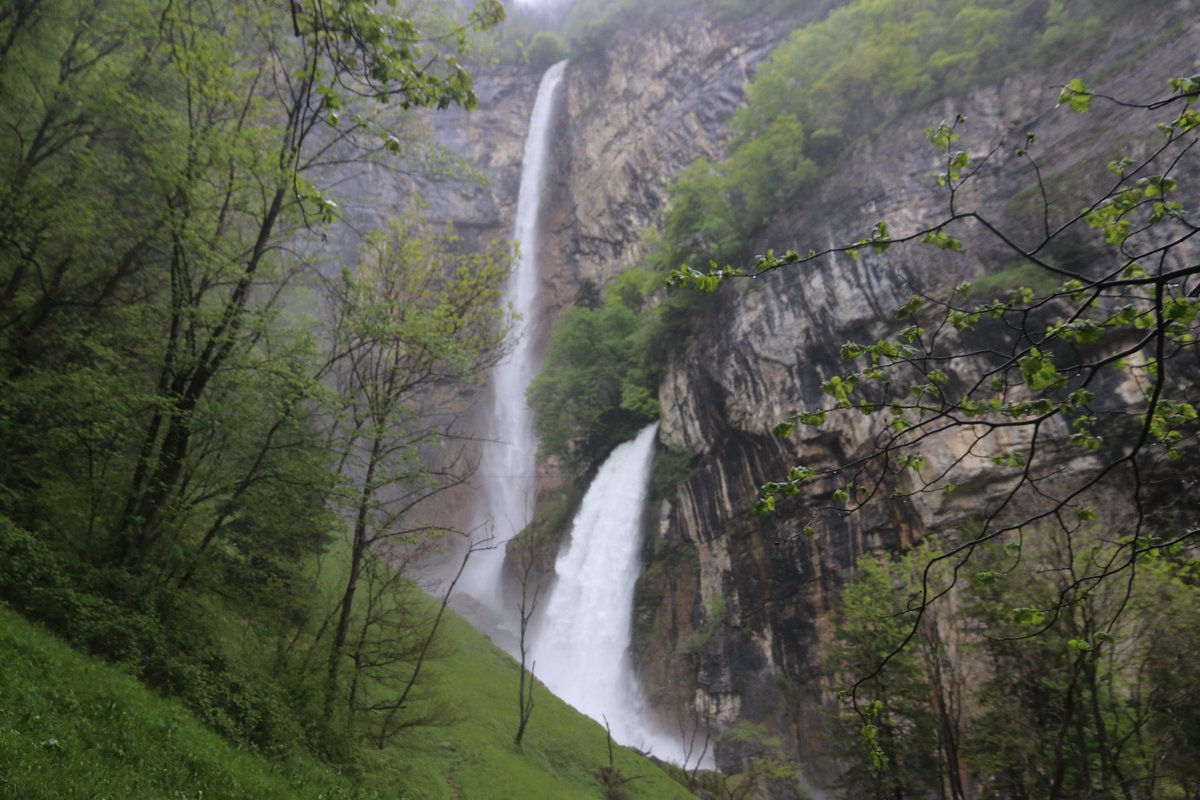 danivumalvier's tweet image. Sehr eindrücklich nach den Starkniederschlägen: #Rinquelle und #Serenbachfälle am #Walensee. Die Rinquelle ist eine der grössten Karstquellen Europas und wird von der Nordseite der #Churfirsten gespeisten.