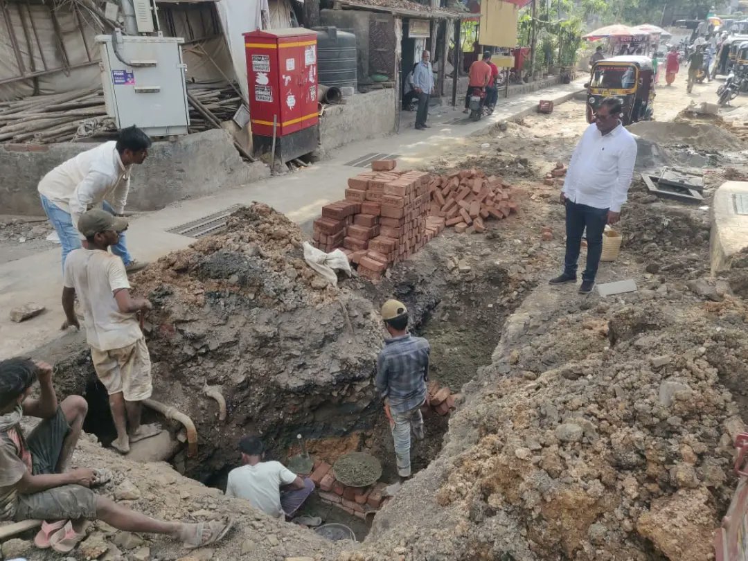 GeetaSinghan's tweet photo. आपल्या प्रभाग क्रमांक 12 मधील संत गोरा कुंभार रोडचे (देवीपाडा)काँक्रीटीकरण करण्याचे काम मा.नगरसेविका सौ. गीता संजय सिंघण यांच्या मांध्यमातून सुरु आहे.हे काम करण्यापुर्वी विठ्ठल नगर 1,2 व खोडियार नगर ची मलनिःसारण वाहिनी संत गोरा कुंभार मार्गावरील मलनिःसारण वाहिनीस जोडण्याचे काम https://t.co/mGnqQrh89p