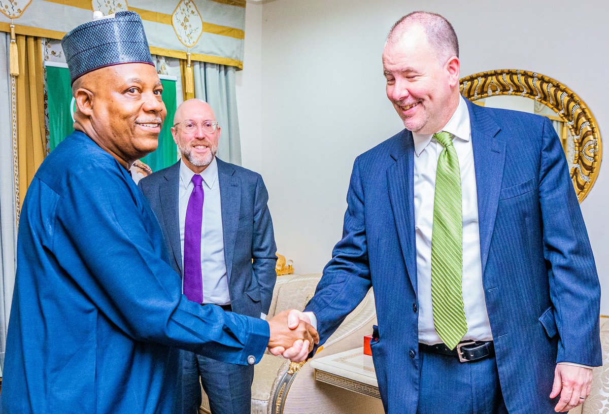 Comr_Shettima's tweet photo. The Chargé d’Affaires ad interim of the U.S Embassy in Nigeria, Mr. David Greene paid a courtesy visit to Nigeria’s Vice President-Elect, Sen. @KashimSM earlier today. https://t.co/YJs7aIuFBX