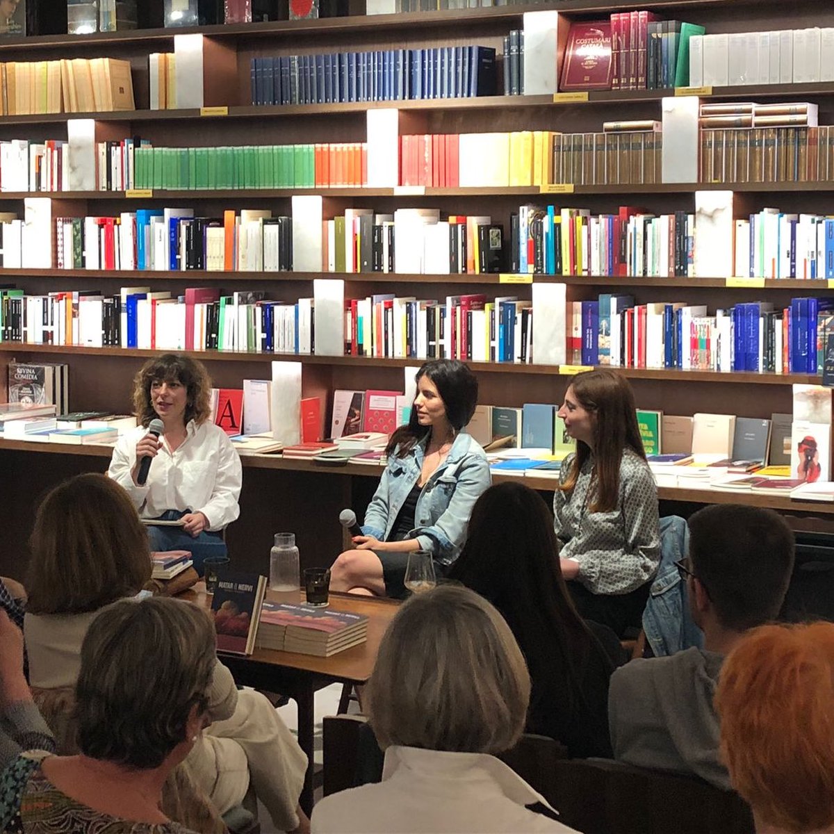 Ll_Finestres's tweet photo. Ahir vam tenir la llibreria plena per ‘Matar el nervi’ amb @annapazos @albanatz i @marinapintor2 🤠

Gràcies a tothom per venir! https://t.co/r7AFNEC9Wf
