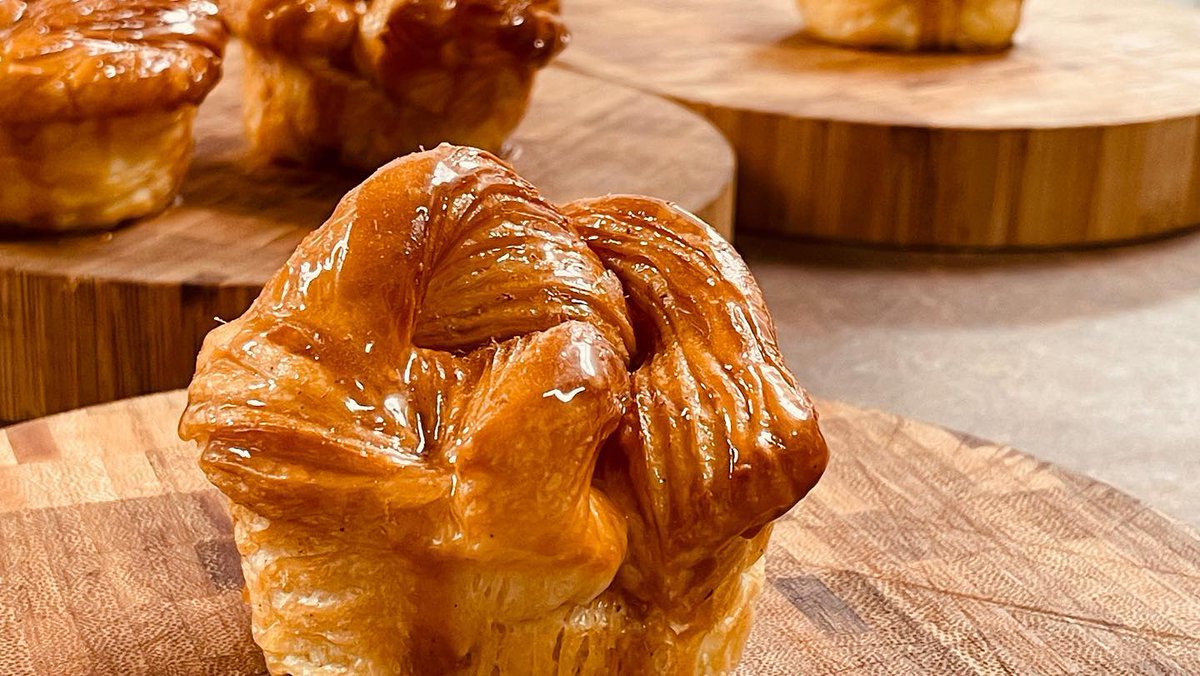 IzolaBakery's tweet photo. Introducing the Bourbon Vanilla Knot - we've taken our Tahitian Vanilla Knot, a sensual and luxurious braided croissant with whole Tahitian vanilla beans steeped into the milk, and enrobed it in a house made caramel finished with a touch of Basel Hayden’s Bourbon. https://t.co/wQmGbPhAuy