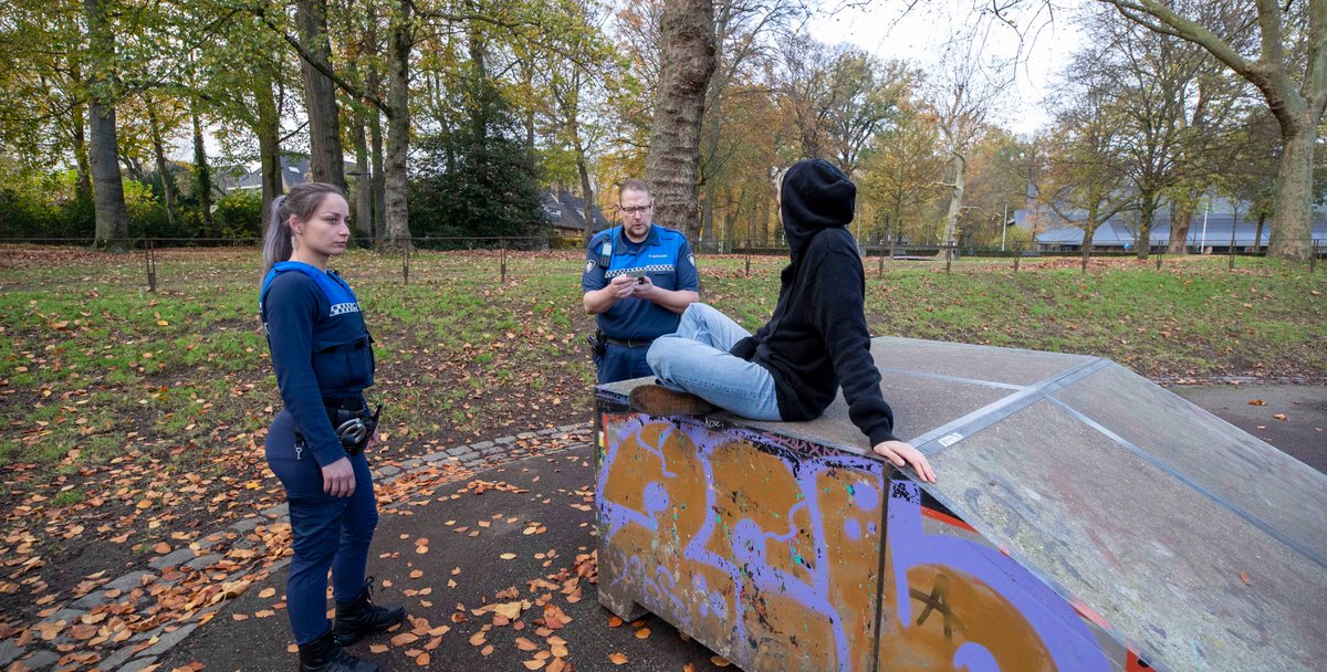 Secondant_CCV's tweet photo. Het #reprimandegesprek voor minderjarigen kan zorgen voor een pedagogische afdoening buiten het #strafrecht, schrijven onderzoekers van @erasmusuni in #Secondant. Jongeren worden niet onnodig op het politiebureau vastgehouden. #jeugdcriminaliteit https://t.co/PFD20ObmYP https://t.co/cTotxc1iCk