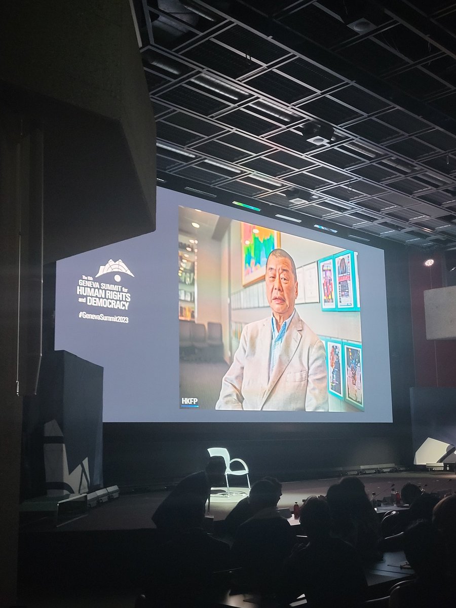 A student from a high school in Geneva tells the story of #JimmyLai and his false imprisonment for speaking truth about #China in his newspaper, #AppleDaily. The world has not forgotten you. @GenevaSummit #GenevaSummit2023 #HongKong
