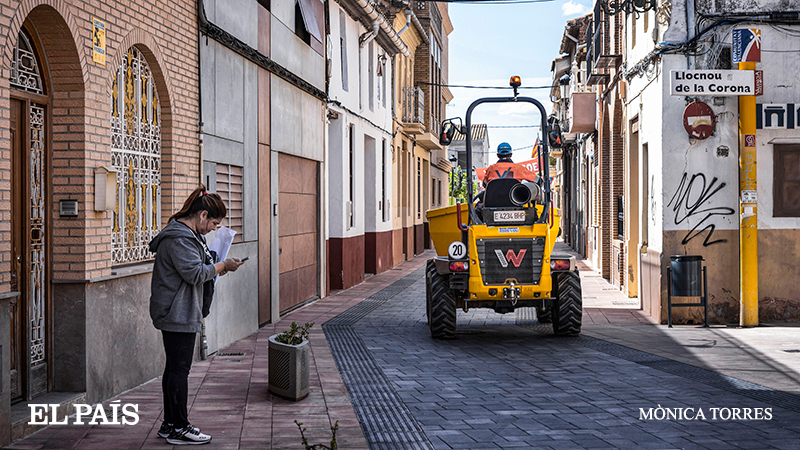 elpais_foto's tweet photo. El pueblo con menos territorio de España se llena de ‘paracaidistas’ para las elecciones

🔗 https://t.co/Uabs46zLCY

Llocnou de la Corona (Valencia) concentra en apenas 12.000 metros cuadrados 90 vecinos  y 27 candidatos de cinco partidos 

📸 @monicatorresfot
✍️ @Herrero_Nacho_ https://t.co/bPZtZ5cmn2