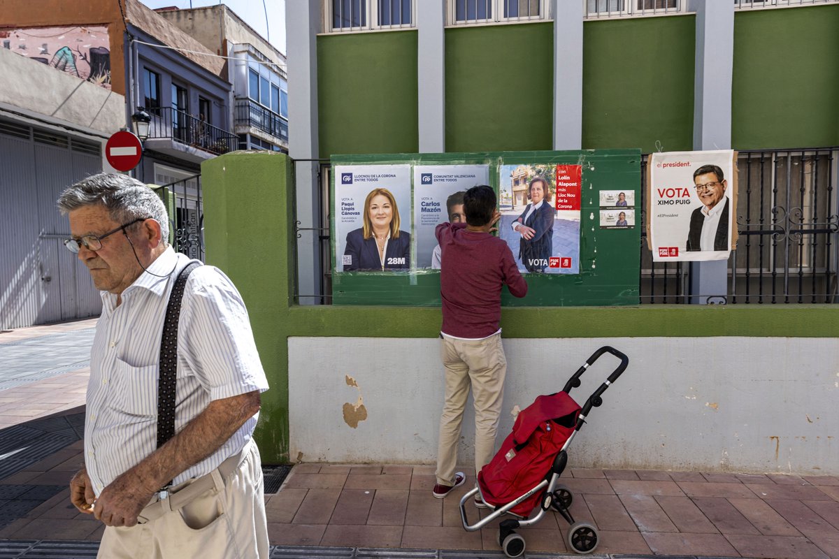 elpais_foto's tweet photo. El pueblo con menos territorio de España se llena de ‘paracaidistas’ para las elecciones

🔗 https://t.co/Uabs46zLCY

Llocnou de la Corona (Valencia) concentra en apenas 12.000 metros cuadrados 90 vecinos  y 27 candidatos de cinco partidos 

📸 @monicatorresfot
✍️ @Herrero_Nacho_ https://t.co/bPZtZ5cmn2