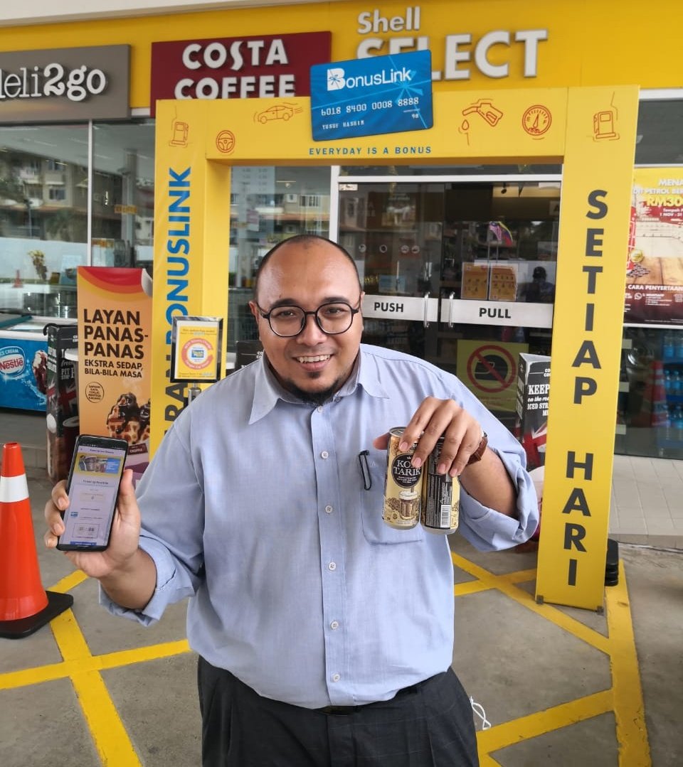 Fahmibinhassan's tweet photo. Pagi2 saya memang malas nak sarap di kedai. Dah jadi rutin untuk singgah Shell beli kopi dan makanan. Nasib baik la ada BLINK App takda la rasa serba salah nak membeli sebab dapat points juga, banyak points banyak la rewards 😝#ShellMalaysia https://t.co/1Jf7b42DyO