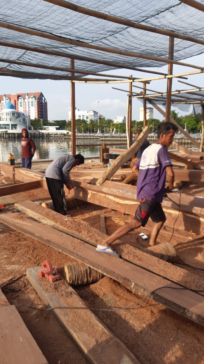 agakarebaa's tweet photo. Orang Ara dari Bulukumba lagi sibuk membuat perahu Phinisi di Anjungan Pantai Losari. Perahu ini akan dihadirkan di Makassar pada ajang latihan Angkatan Laut dari puluhan negara di dunia, 5-8 Juni 2023. https://t.co/3Iyu3VU2ao