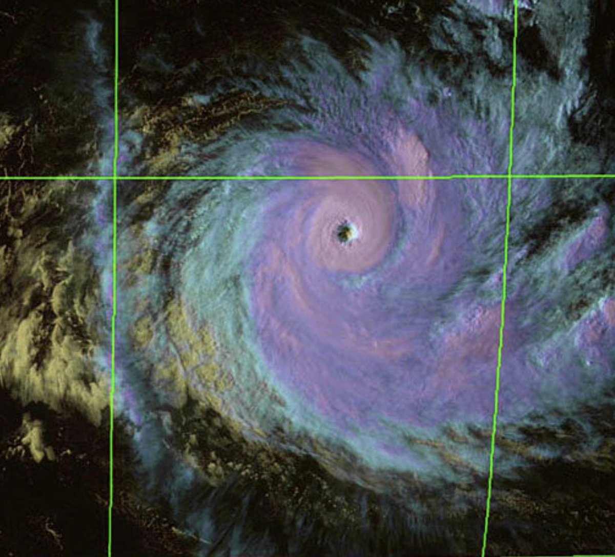 Cycloneoi's tweet photo. À gauche #FABIEN le cyclone intense le plus tardif (16 mai 2023), à droite ANAÏS cyclone intense le plus précoce (14 octobre 2012). Les 2 ont marqué l'histoire cyclonique du SOOI. https://t.co/WVKisht2Dj https://t.co/by8j3XWqZd