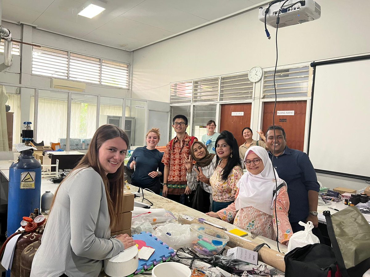 DrShilpaPandey1's tweet photo. CPEAT Day 3 (10 May 2023) Indonesia:
Indoor discussions- Reasons of degraded #tropicalpeatlands; How to restore Peatlands?
#Drainedpeatlands must be rewet to halt significant emissions & prevent #peatfire.
Followed by lab visit of University, Tanjungpura😊 https://t.co/am10DXWAUC