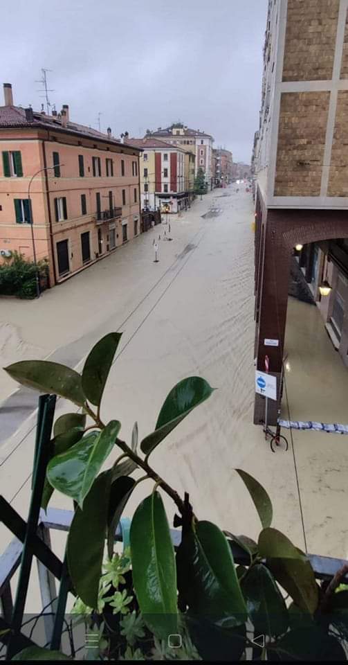 Il #Saffi affluente del #Ravone.
Immagini incredibili a #Bologna
#alluvione #comunedibologna
#AllertaMeteoER #AlluvioneRomagna #allertarossa
#ProtezioneCivile