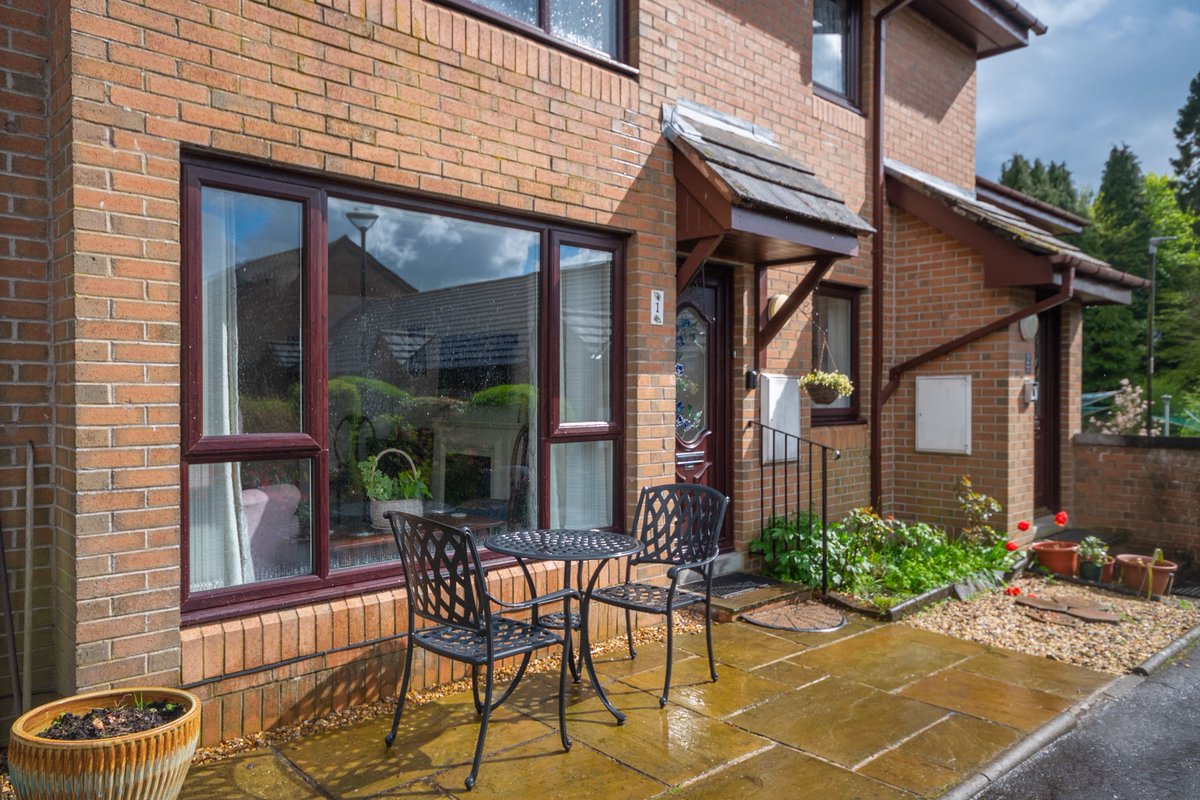 🏘️ Could this beautiful flat be your next home, or do you know of someone who would love to live here? Holmehill Court is incredibly central and hugely popular. 😊 Just give our friendly team a call. ☎️ #Dunblane #PropertyForSale #FlatForSale