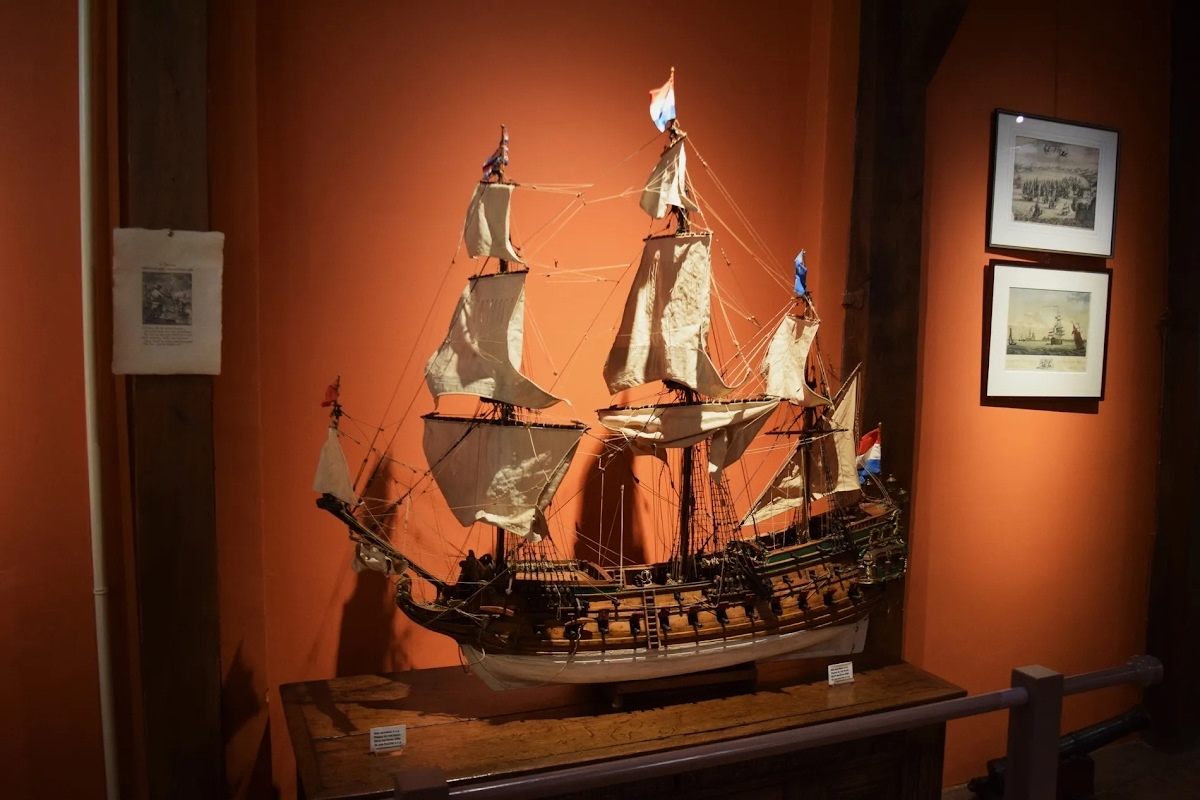 Het Edams Museum is één van de oudste musea van Nederland. Daarnaast is het ook nog eens gevestigd in het oudste stenen huis van Edam, nummer 8. In dit museum kom je alles te weten over de geschiedenis van Vesting Edam. tinyurl.com/2g948dma