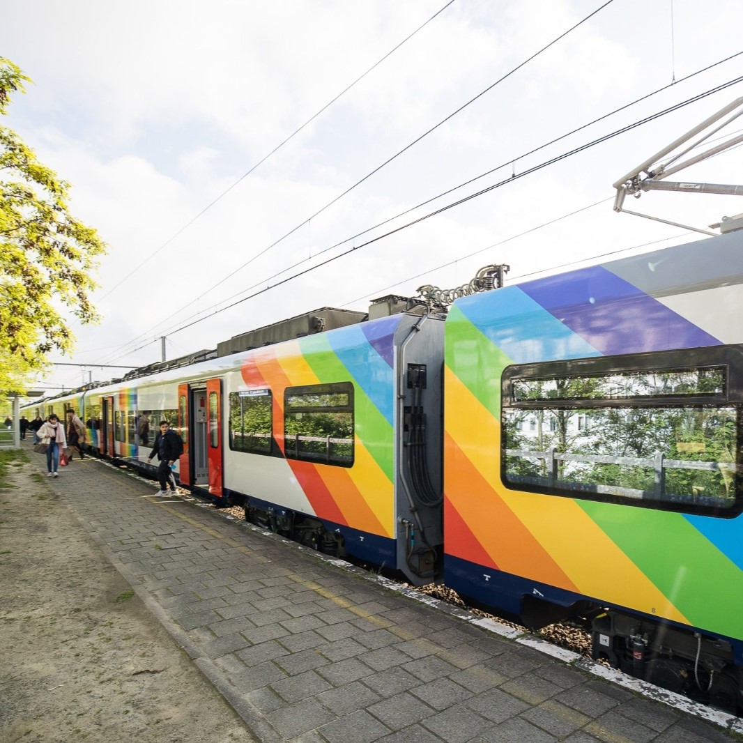 Dès aujourd'hui, nous mettons en service un train arc-en-ciel ! 🚂 ❤️🧡💛💚💙💜
Un véritable symbole dans le message de lutte contre l'homophobie, la biphobie et la transphobie, et un signal fort visant à renforcer l'inclusion et de la diversité.
#IDAHOT #Trainbow #lgbtqia #SNCB