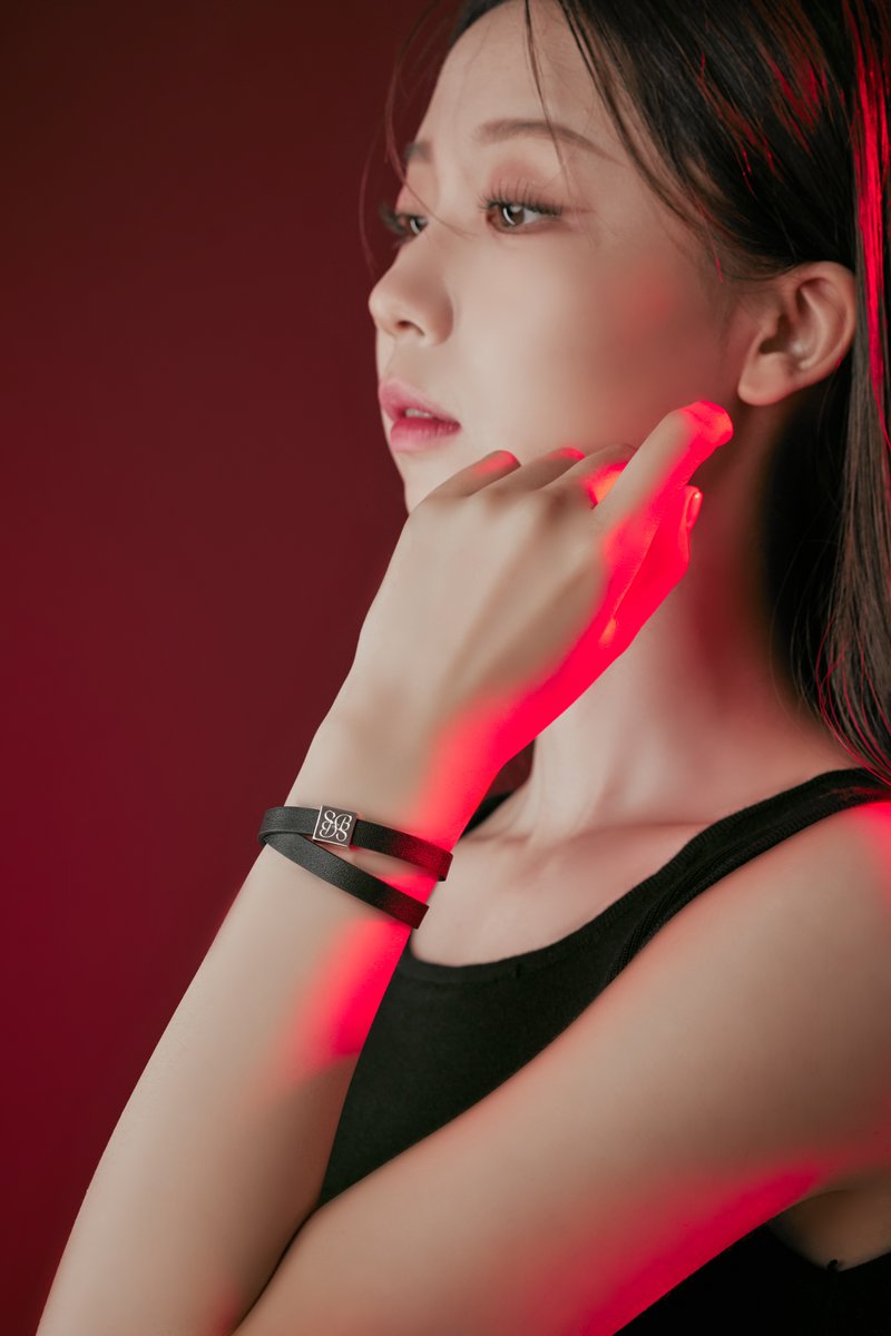 HYBE_MERCH's tweet image. ENHYPEN 4th Mini Album 'DARK BLOOD' Official Merch.

☑️쇼케이스 현장 판매
📆2023. 05. 22. 10:00AM ~ 7:30PM(KST)
📍고려대학교 화정체육관

☑️온라인 판매
📆2023. 05. 25. 6PM(KST)
📍@weverseshop

#ENHYPEN #엔하이픈 #DARKBLOOD