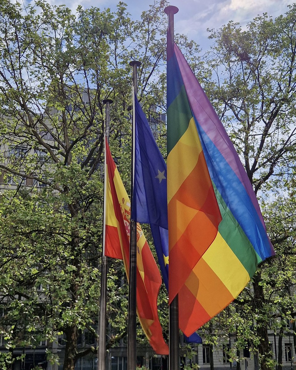 🏳️‍🌈🇪🇺🇪🇸 En @UeEspana izamos con orgullo la bandera #LGTBI. 

Porque los derechos de las personas LGTBI son derechos humanos.

#EU4LGBTIQ