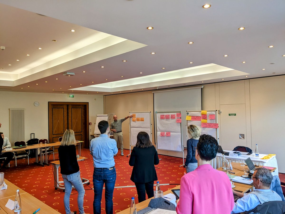 Die Teilnehmenden des VR4 arbeiten an einer #UserJourney: Wie bewegen sich Bürgerinnen &amp; Bürger durch das Jobcenter? Wie gelingt die Zusammenarbeit von aktivem und passivem Bereich? Was ändert sich durch das #Bürgergeldgesetz? Spannende Diskussion der #kommunaleJobcenter. (hm/es)