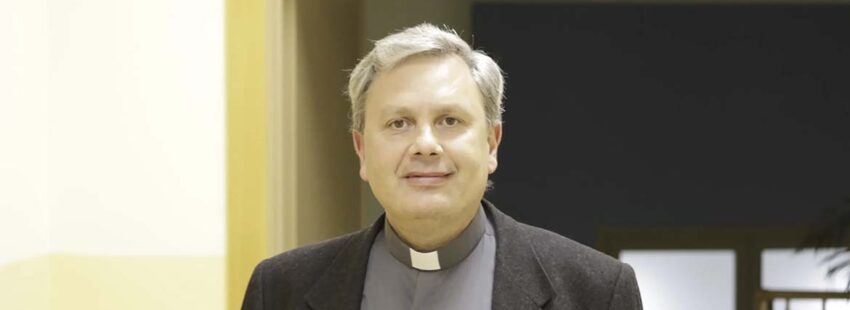 Revista_VN's tweet photo. ➡️ Eduardo Toraño: “El Espíritu toca lo más íntimo y profundo de la persona, sana de raíz y transforma la vida”

@UniSanDamaso lanza un curso sobre Pentecostés, una propuesta que cuenta ya con más de 200 personas inscritas de forma presencial y en línea

https://t.co/rxQcpHNtyF https://t.co/3SkKZOON3f