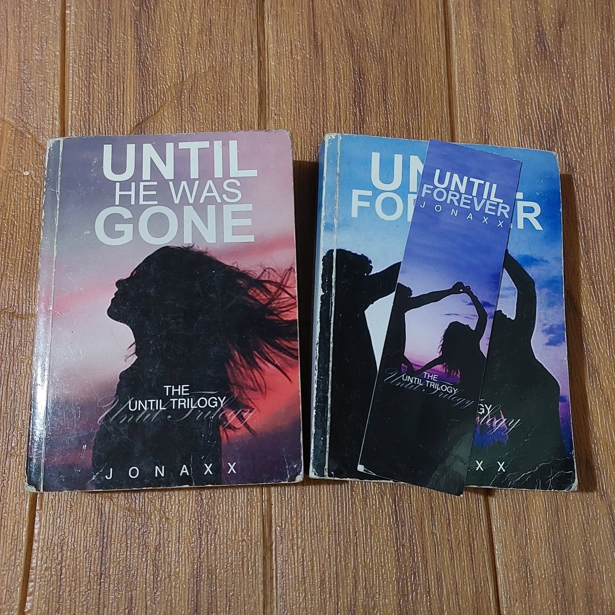 aesbookshop22's tweet photo. GIVEAWAY ALERT
UNTIL HE WAS GONE signed
UNTIL FOREVER signed w/ bm
I'm still debating it if bundle or individual kong ibibigay &amp; if lalagyan ko ng mark para di ibenta? Any thoughts? as of now pa RT nalang muna kung interested.

#jsl https://t.co/ISCWtpMNP9