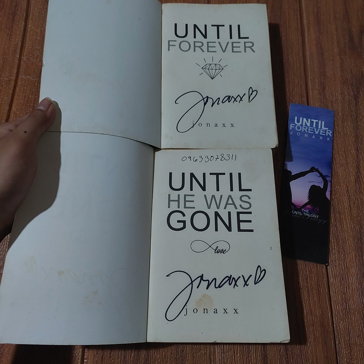 aesbookshop22's tweet photo. GIVEAWAY ALERT
UNTIL HE WAS GONE signed
UNTIL FOREVER signed w/ bm
I'm still debating it if bundle or individual kong ibibigay &amp; if lalagyan ko ng mark para di ibenta? Any thoughts? as of now pa RT nalang muna kung interested.

#jsl https://t.co/ISCWtpMNP9