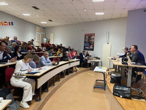 AndreMARTIN126's tweet photo. Rencontre avec les proviseurs et gestionnaires des lycées publics @paysdelaloire au lycée Europe Schuman à Cholet - l’occasion pour @SandraImperiale et moi d’échanger avec nos agents régionaux et d’aller écouter nos lycéens, preuve de la confiance que @C_MORANCAIS leur accorde https://t.co/kfAHWLtn89