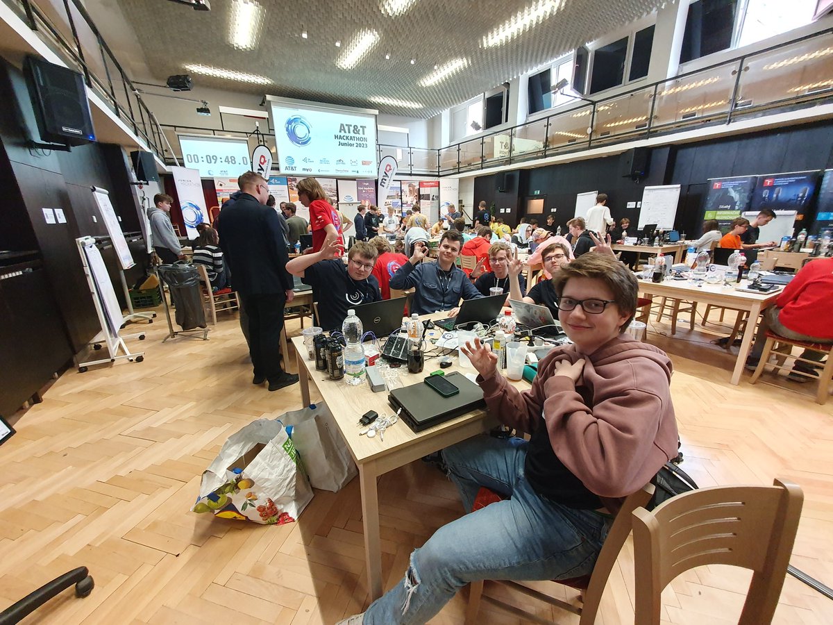 patekvpatek's tweet photo. Posledních 10 minut a intenzivně připravujeme projekt k představení! #atthack https://t.co/LSRMTX2yod