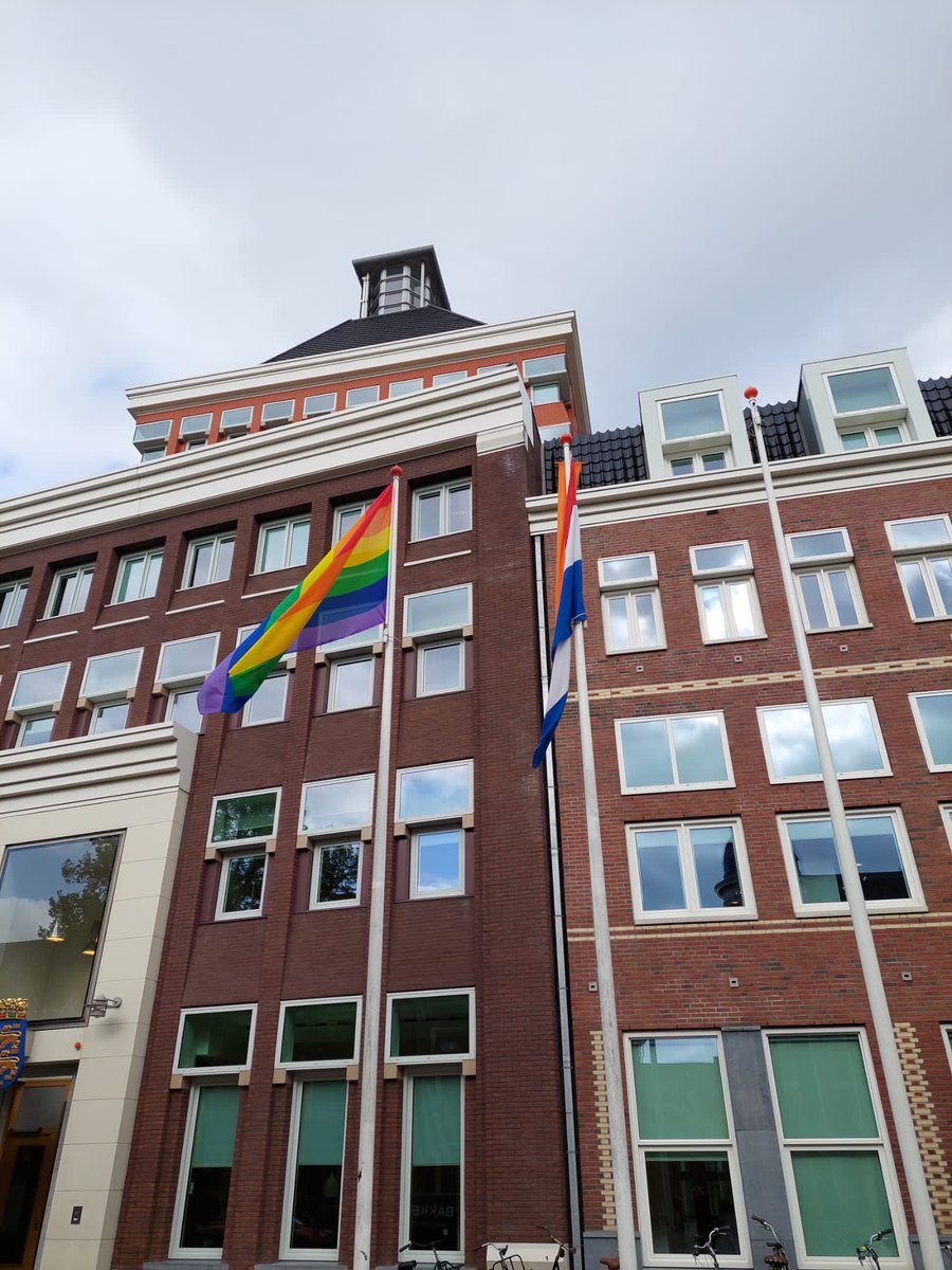 🏳️‍🌈Ook bij ons Friese provinciehuis hangt de regenboogvlag uit vanwege de Internationale Dag tegen homofobie,  bifobie, interseksefobie en transfobie.

Vóór jezelf kunnen zijn en tégen discriminatie en haat. Omdat dat nog steeds nodig is. 
#IDAHOBIT #IDAHOBIT2023