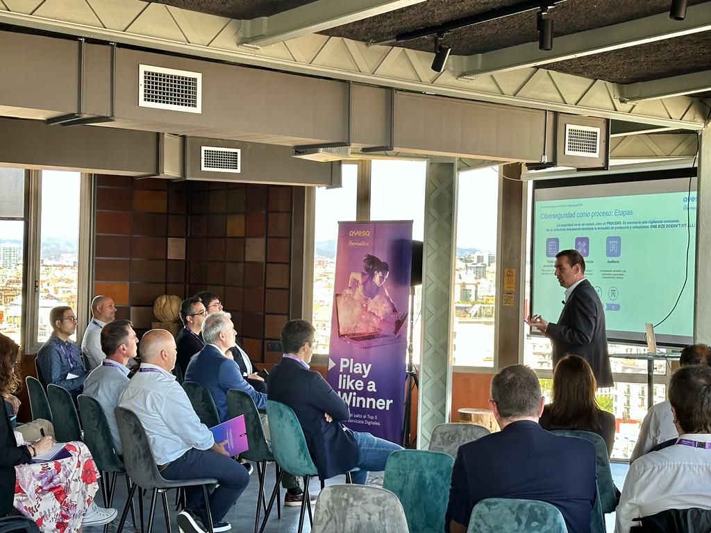 ibermaticagrupo's tweet photo. Nuestro director global de #ciberseguridad, @AlvaroFraile_, abre el evento SOC: ciberseguridad proactiva frente a ciberamenazas. Además de agradecer su asistencia a quienes nos acompañan, ofrece una primera visión sobre el concepto de SOC/CERT.

¡Siempre es un placer escucharle! https://t.co/tyudiTPGhv