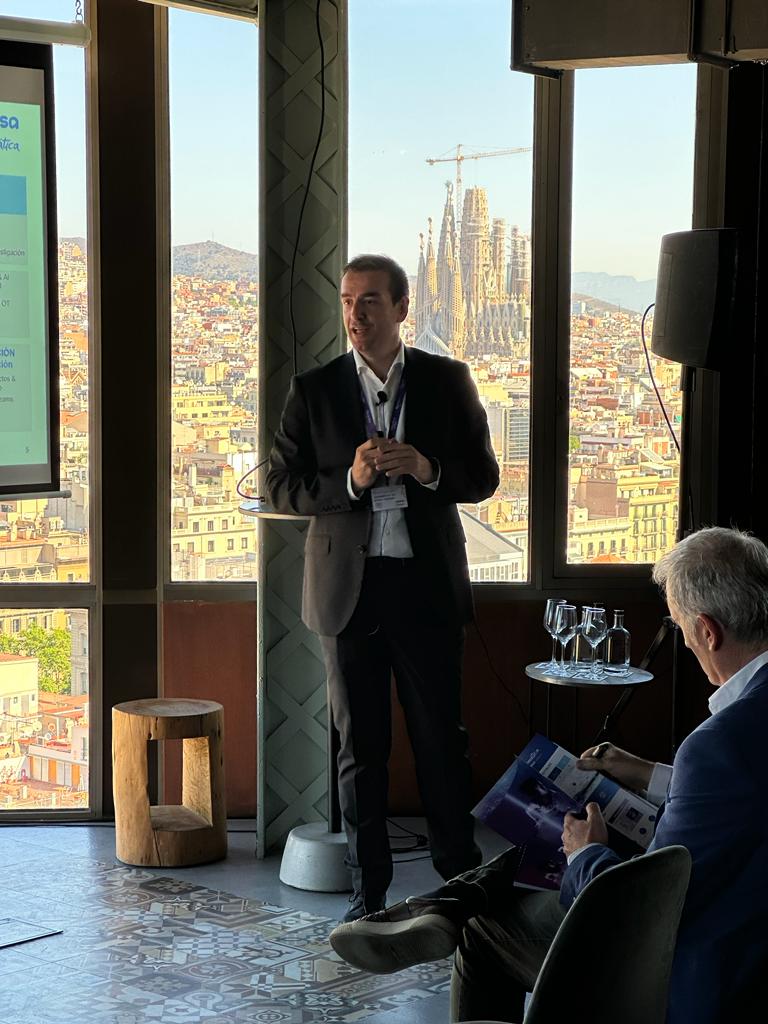 ibermaticagrupo's tweet photo. Nuestro director global de #ciberseguridad, @AlvaroFraile_, abre el evento SOC: ciberseguridad proactiva frente a ciberamenazas. Además de agradecer su asistencia a quienes nos acompañan, ofrece una primera visión sobre el concepto de SOC/CERT.

¡Siempre es un placer escucharle! https://t.co/tyudiTPGhv