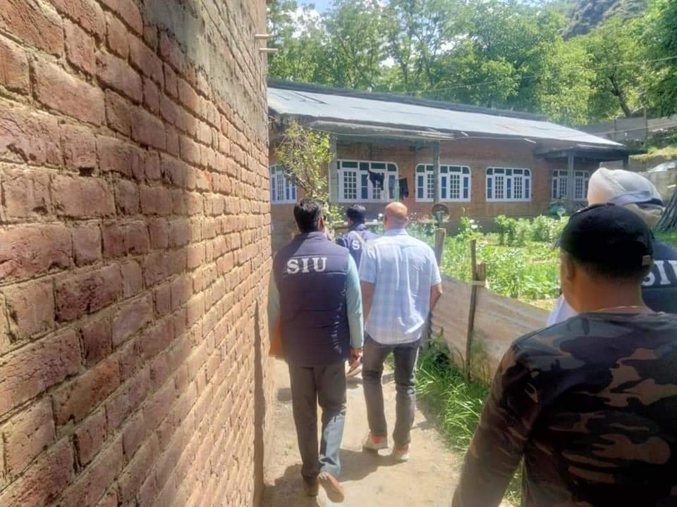 J&K | Continuing its crackdown on terror elements, Special Investigation Unit (SIU) Awantipora raided the residential houses of three suspects namely Manzoor Ahmad Wani, Mouhsin Ahmed Loan and Ariaf Bashir Bhat. Searches were conducted to gather more evidence of their involvement…