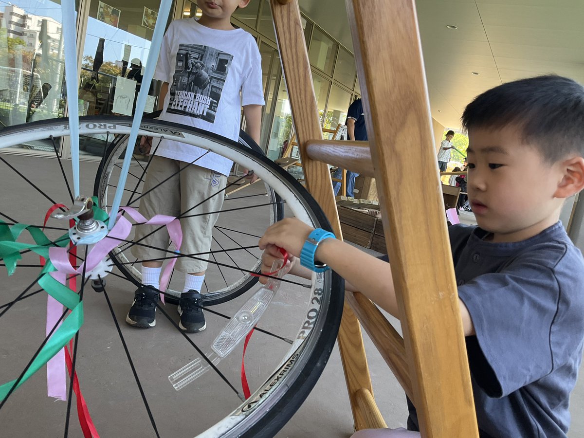 YIS_ELC's tweet photo. 11 days till exhibition: creating their own “Rainbow Jellyfish” art installation based on a DP students final art piece. “We need to add black all over here so it can be in a dark place too like in the show” #yislearning #play #childled #eypyp #IBpyp https://t.co/s97QwpkkgB