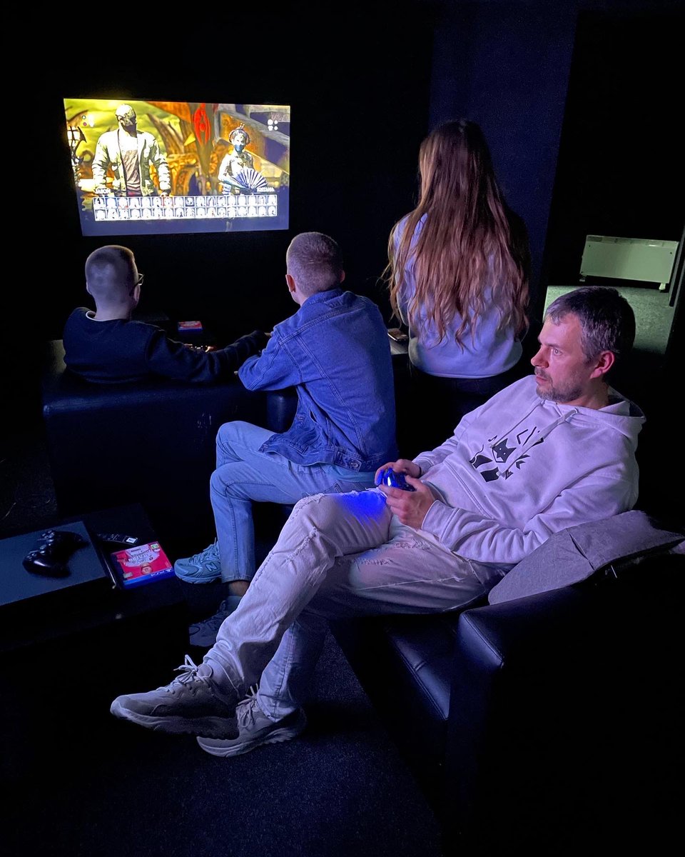 SoftonixUA's tweet photo. Softonix weekdays be like: working with AI, relaxing with VR 🤘🏻 https://t.co/8TaTSCOA1R