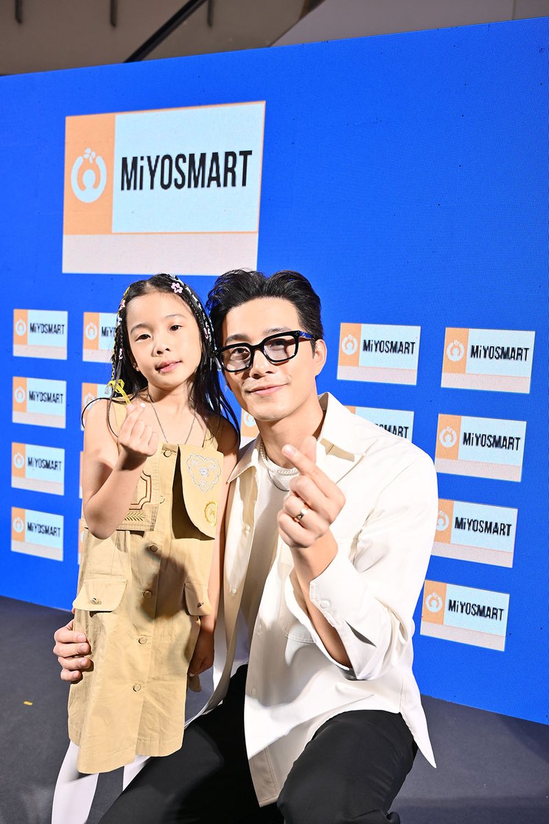 MPlay_2021's tweet image. บี้-ธรรศภาคย์ ซี รู้สึกตื่นเต้นที่ ไทยโฮยาเลนซ์ ได้เปิดตัวเลนส์ MiYOSMART ซึ่งเป็น เลนส์แว่นตาที่ได้รับรางวัลด้วยเทคโนโลยีล้ำสมัยที่พิสูจน์แล้วว่าช่วยชะลอความก้าวหน้าของสายตาสั้น ในเด็กอายุ 8 ถึง 13 ปี 
m.facebook.com/story.php?stor…

#Miyosmart