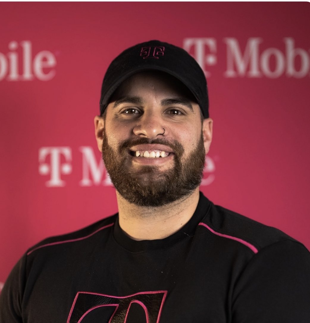 Twitter Family please help me wish a very Happy Birthday to <a href="/cjcastror/">Christian Castro</a> 🎂🎉🎊