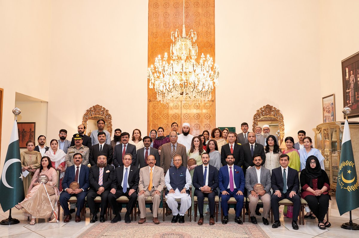SMSPPakistan's tweet image. Awardees  and dignitaries with the President of Pakistan, Dr. Arif Alvi at  Aiwan-e-Sadr Islamabad after the shield distribution ceremony on Monday  08 May 2023 arranged by #NHSD.
.
#smspp #smsppakistan #humanitrianachievement #achievementshield  #presidentofpakistan #aiwanesadr
