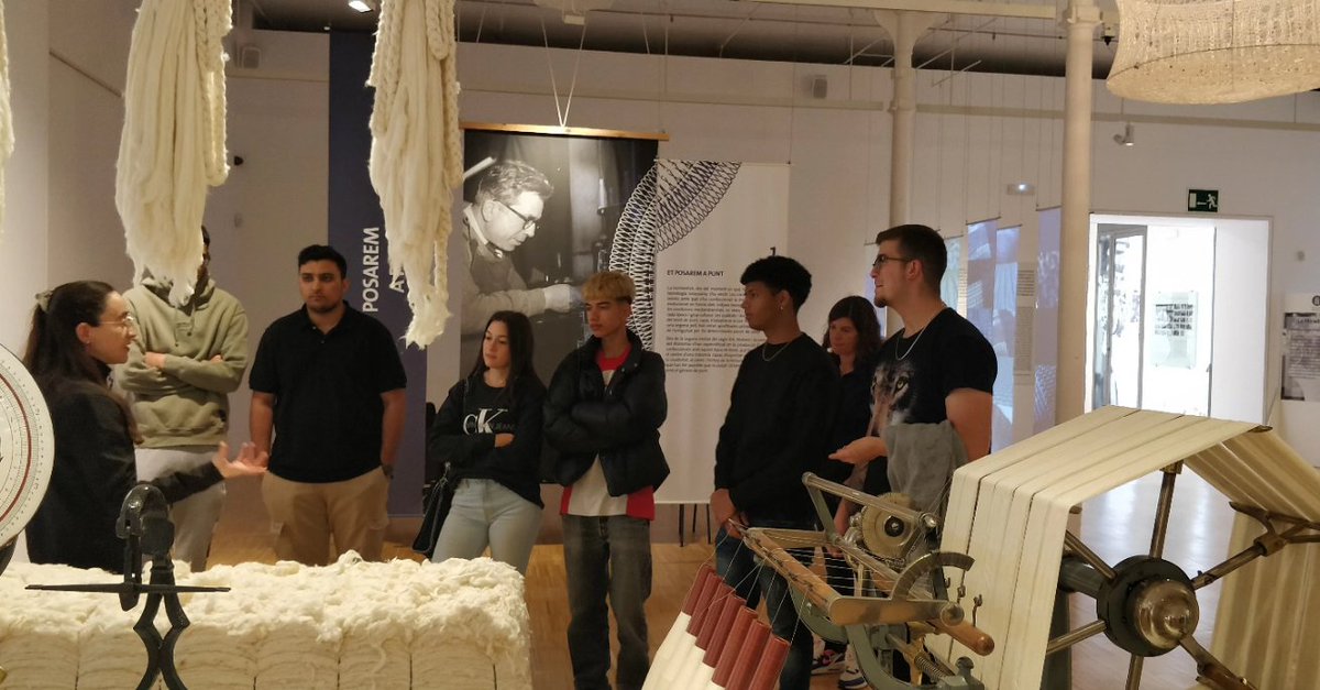 InsThos's tweet photo. L'alumnat d'Activitats Comercials Moda va visitar Can Marfà, un espai expositiu del Museu de Mataró dedicat a la indústria del tèxtil. La sortida volia servir per complementar els estudis sobre les matèries tèxtils i pells.#thosicodina #canmarfa #petitsprojectes https://t.co/KVAIS9z5Kv