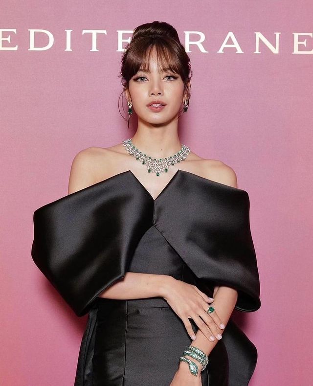 ftvmakeupartist's tweet photo. #BulgariMediterranea collection launch saw the presence of #LISABLACKPINK, #Zendaya, #AnneHathaway and #PriyankaChopra as global ambassadors gracing the event. 

#FTVIndia #FTVBeauty #LISAatBvlgariRunway #lisaxbulgari #BulgariHighJewelry #anne #zendayabulgari https://t.co/gmnuBxHi3w