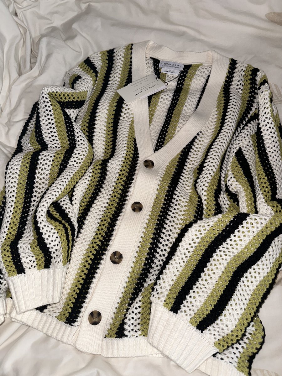 tsuna_kanwest7's tweet image. 5/4のヒルナンデス、ジャニーズファッション対決で淳太くんが選んでたかぎ編みカーディガン届いた❕❕デザインがめっちゃ可愛いのよ🥹最近暑くなってきてもう今シーズン着れないかもだけど大事に保管しておこ🥺
横山くんが楽しそうに連呼してたチャオパニックだよ❕❕
 #中間淳太 #CIAOPANIC